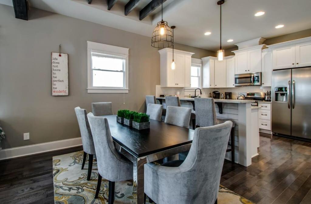 1-Story Family Home with Fenced Yard, Grill, Parking, Sleeps 10, 5 Mins to Five Points & Nissan Stadium, Smart TVs, Pet-Friendly Yard, Patio for BBQs, Ideal Nashville Getaway for Families, 24 Hr Hospitality - B&B Nashville