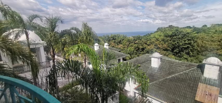 De Leon Staycation at Vista de Loro - B&B