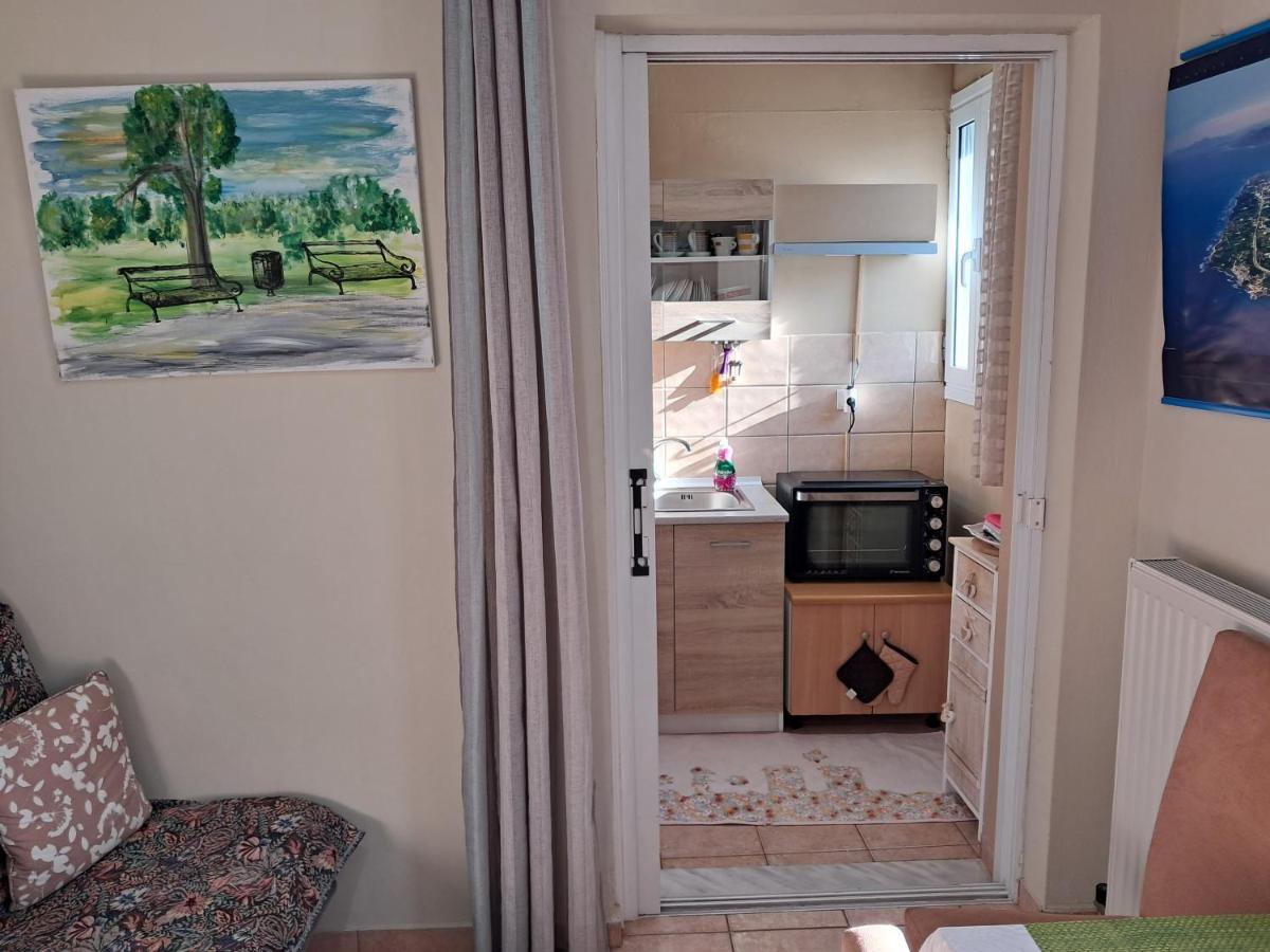 Top floor on villa, 3' from center, by the sea! Host is Efi Kwsta - B&B Préveza