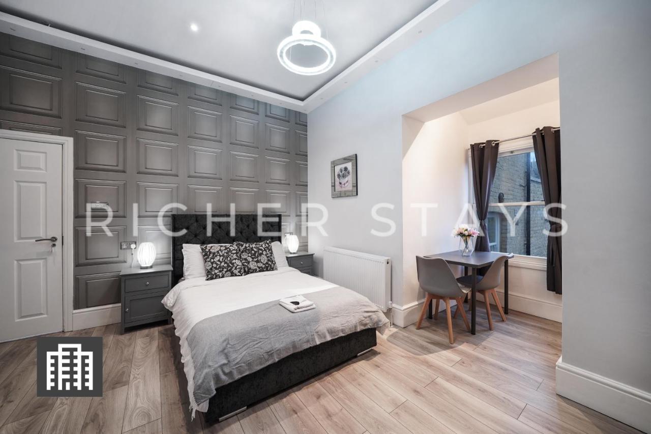 B&B London - Hackney Suites - En-suite rooms & amenities - Bed and Breakfast London