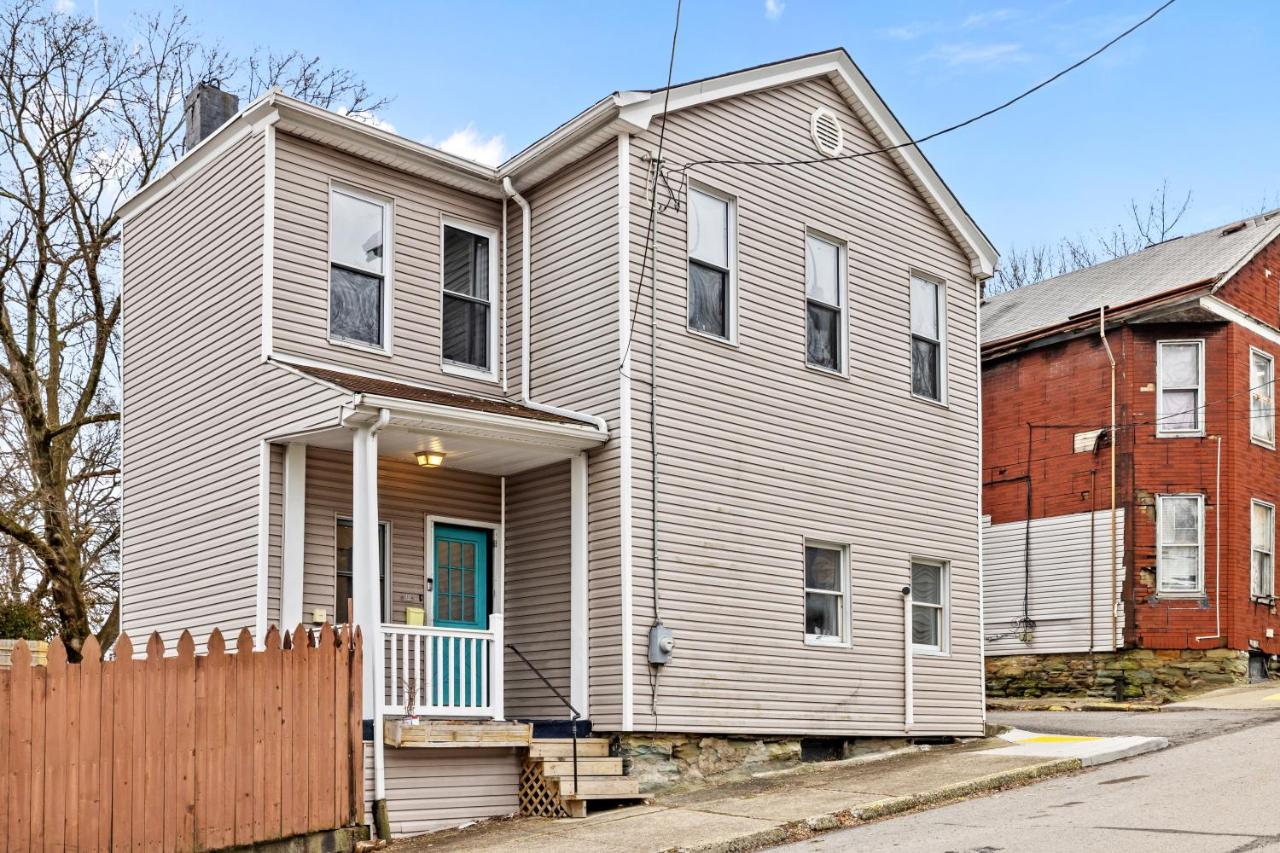 Heart of Downtown, 5 mins to Andy Warhol Museum, Parking Available, Private Fenced Backyard, Smart TV, Washer and Dryer in Unit - B&B