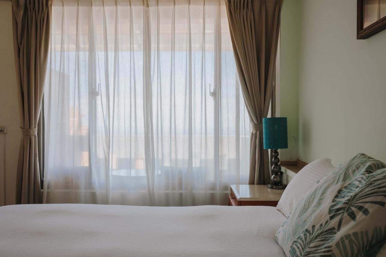 Deluxe Double Room with Side Sea View
