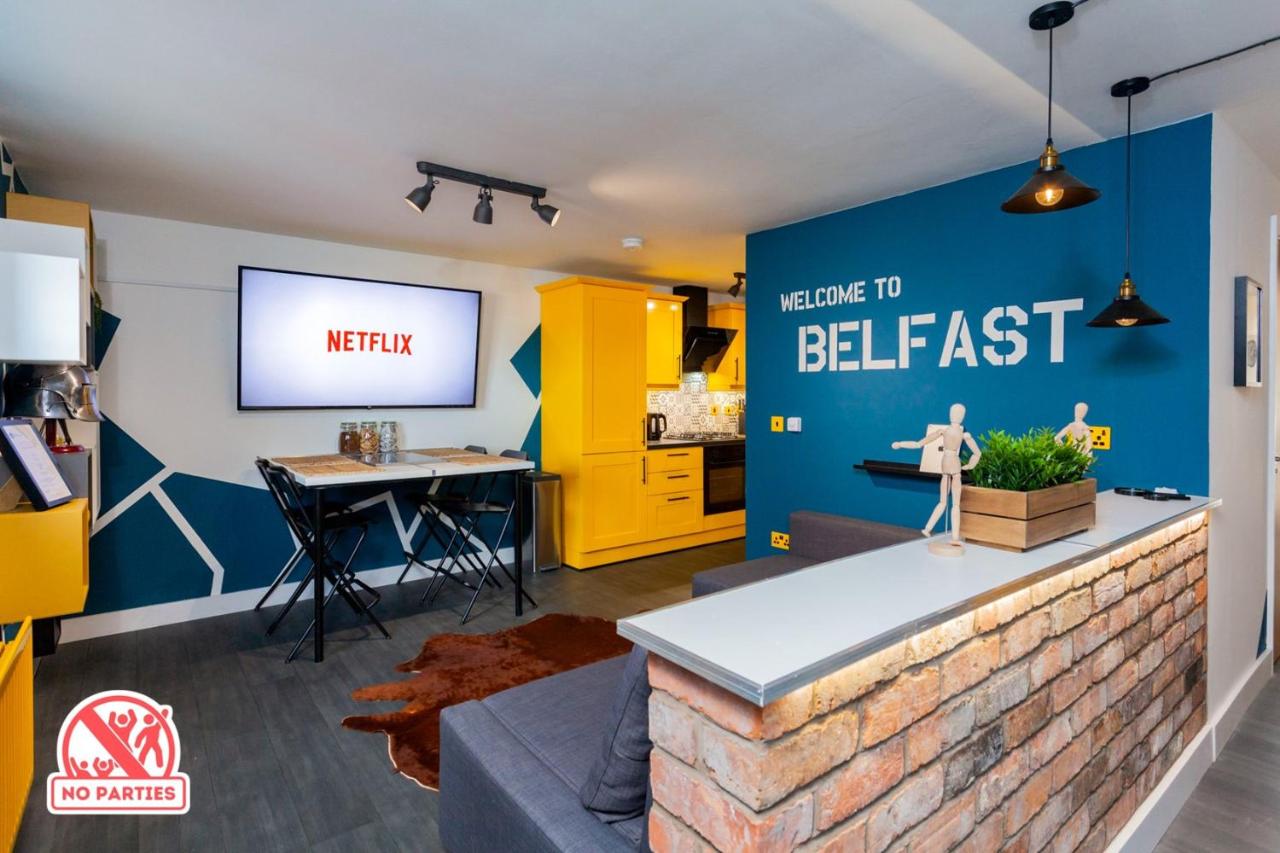 B&B Belfast - Funky City Apartment - Secure Parking - WiFi - Sleeps 6 - No Parties - Bed and Breakfast Belfast