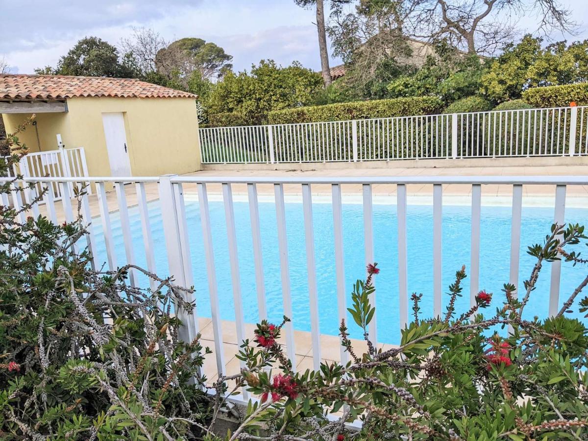 Locations de vacances à Six-fours avec piscine et parking privé et à 800m de la plage - B&B