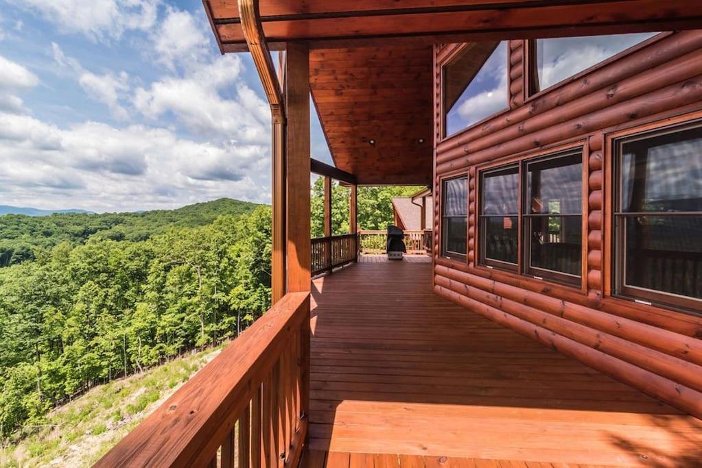 Majestic mountaintop cabin, hot tub, fireplaces - Ferienwohnung