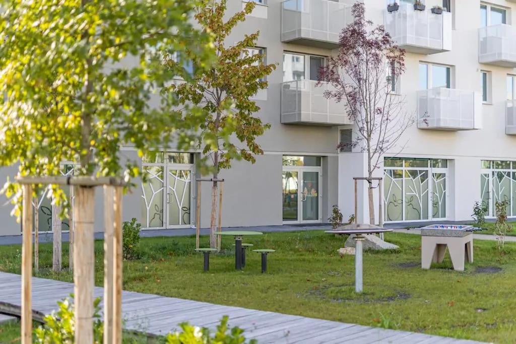 New 2 Bedroom apartment by the airport - FREE PARKING - Chambres d’hôtes