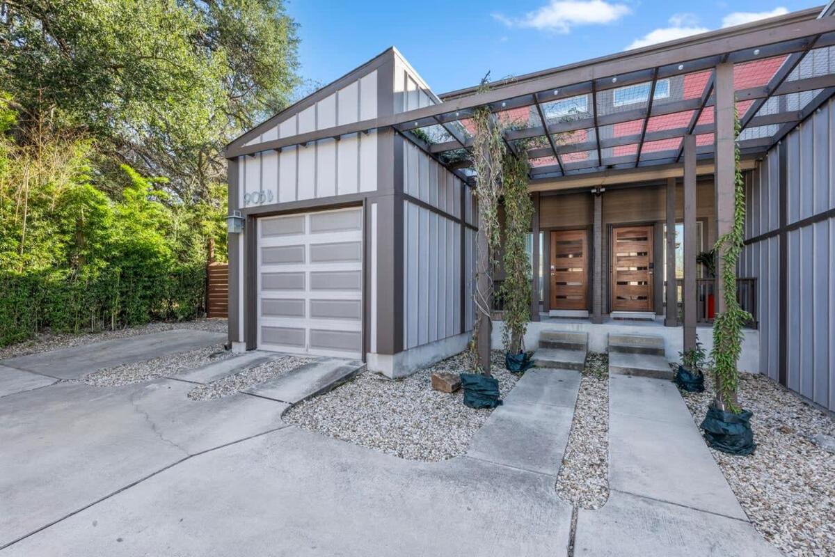 Chic & Homey 3-BR Close to Downtown Heart of 704 - B&B