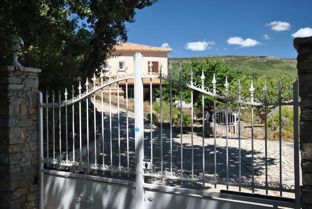 Grande villa avec magnifique piscine et vue à couper le souffle à 20 minutes de Hyères ! - Chambres d'hôtes Belgentier