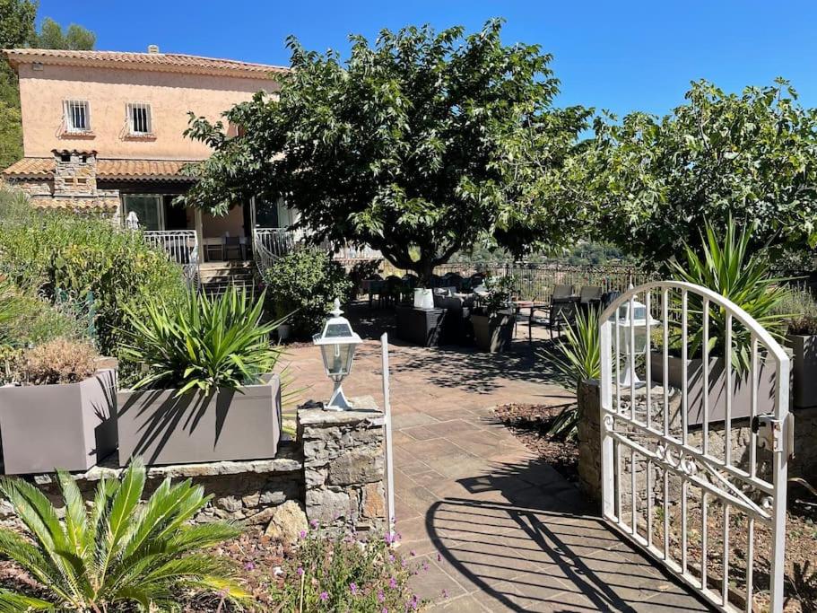 Grande villa avec magnifique piscine et vue à couper le souffle à 20 minutes de Hyères ! - Chambres d'hôtes Belgentier