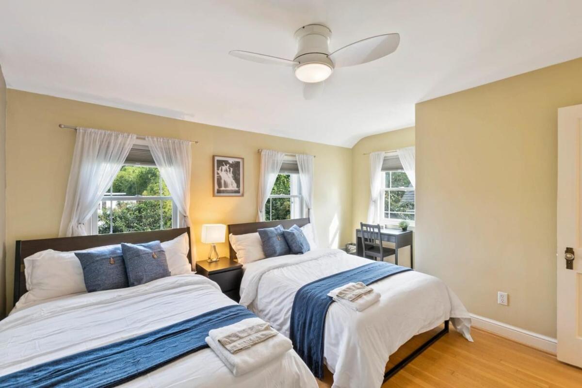 Beautiful 3BR 2BA Colonial House by CozySuites - Chambres d’hôtes