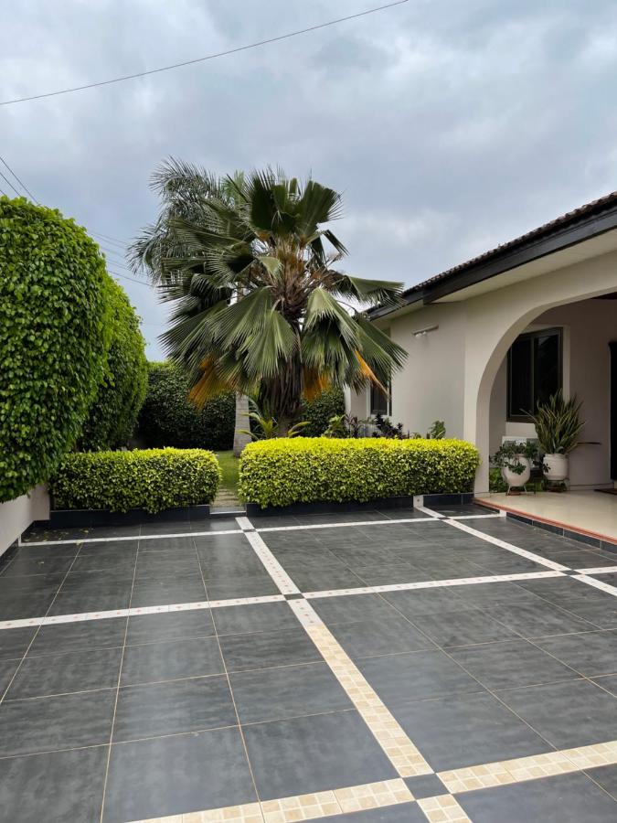 Beautiful Family Home at Emefs Lagoon View Estate Lashibi - B&B