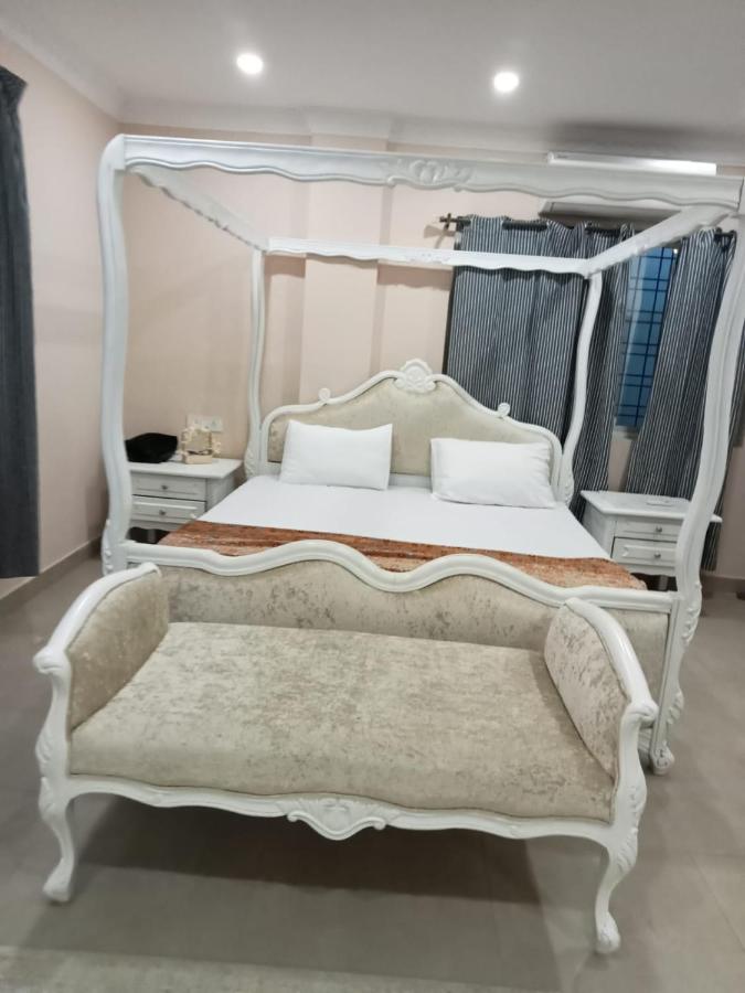 B&B Hyderabad - 3-Bedroom Elegant and Spacious AC Family Apartment, Prime Location, Just 100m from Main Road! - Bed and Breakfast Hyderabad