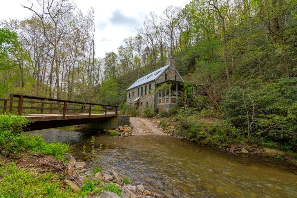 Kibbin Private, Luxury Stone Cottage by Creek - B&B
