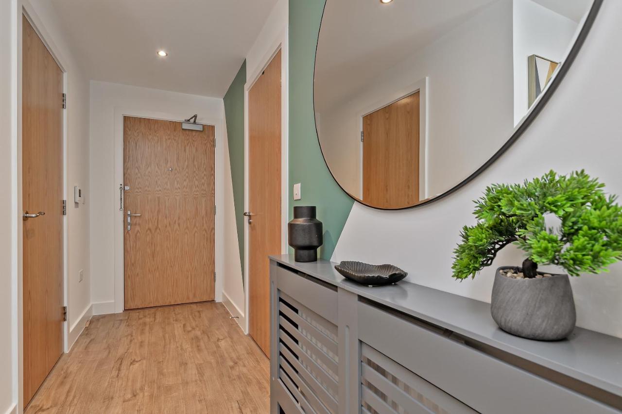 LUXURY AIRPORT SUITE, FREE Parking, FANTASTIC Location, Close To Airport, Train Station And Town Centre - B&B