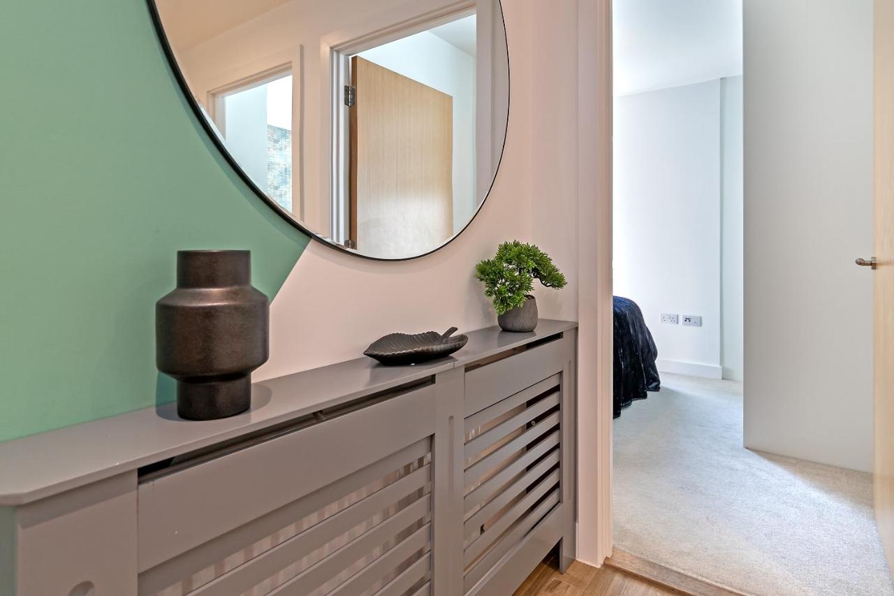 LUXURY AIRPORT SUITE, FREE Parking, FANTASTIC Location, Close To Airport, Train Station And Town Centre - Chambres d'hôtes Luton