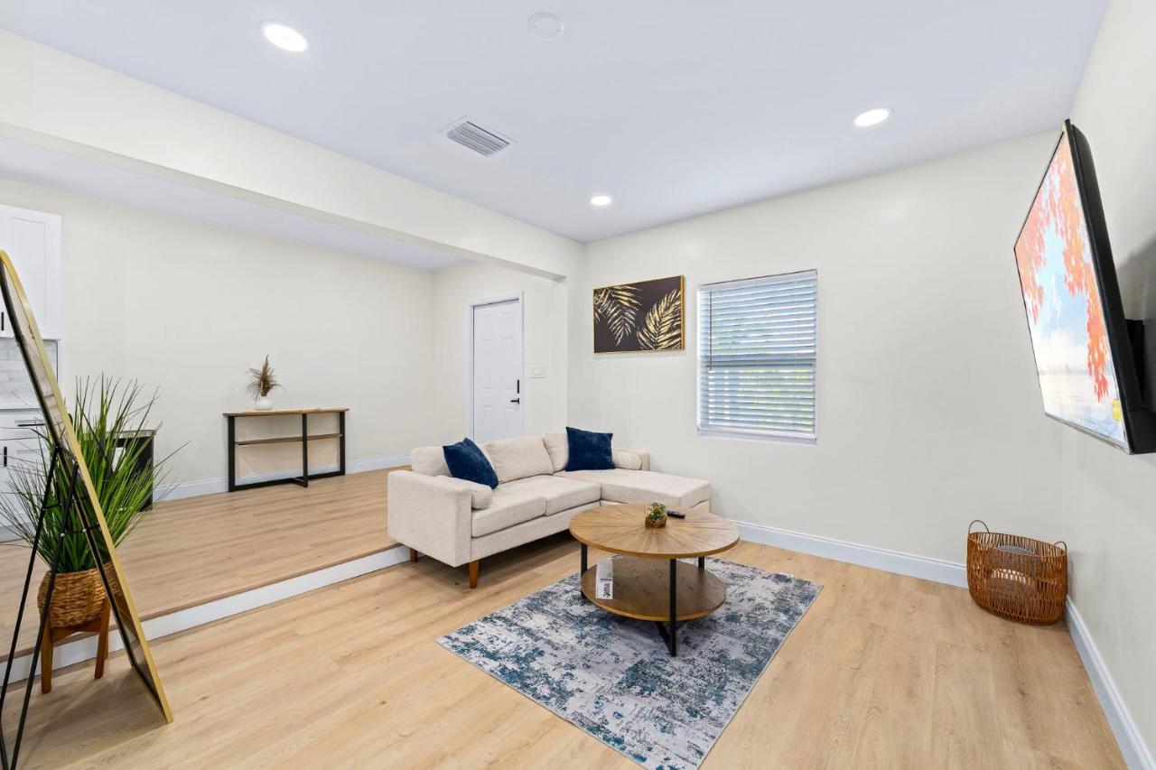 Recently Remodeled + Mins from Beach and Downtown - B&B