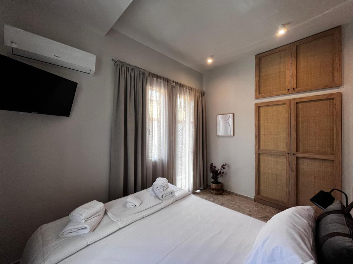 Zimmer mit Kingsize-Bett und Balkon