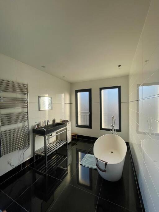 Villa contemporaine, jardin méditerranéen et piscine privée - B&B