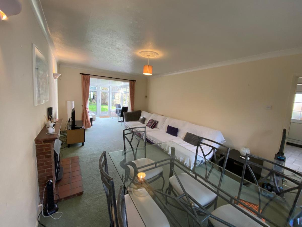 B&B Claygate - Cozy 2 bedroom Bungalow large garden and parking - Bed and Breakfast Claygate