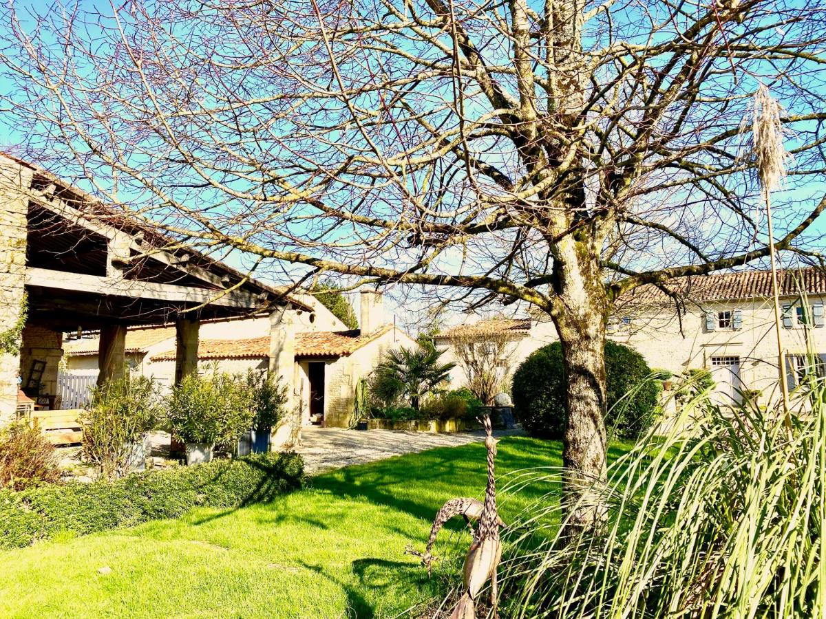 Aux Agapanthes, Maison de vacances de charme avec piscine Charente Maritime - B&B Aumagne