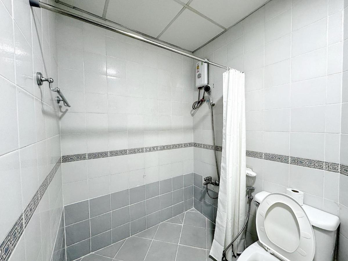 Deluxe One-Bedroom Apartment