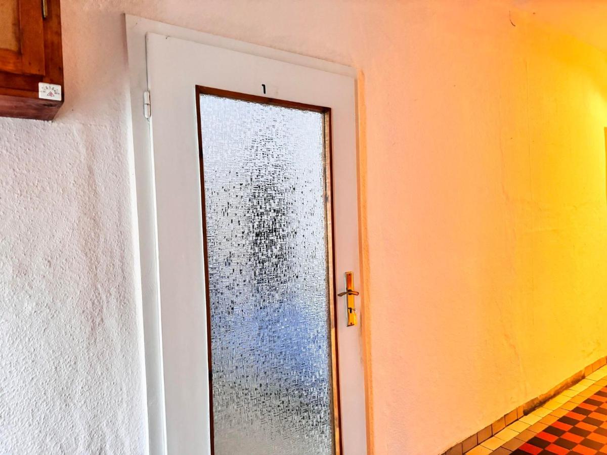 Basic Triple Room with Shared Bathroom