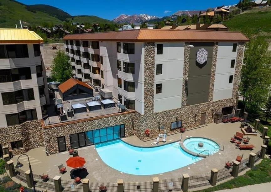 Studio 565 Perfect Location with Pool and Hot Tub - Chambres d’hôtes