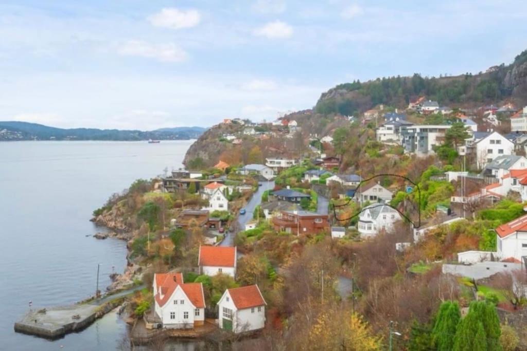 Villa med panoramautsikt, stor uteplass og 100 m fra badestrand - B&B