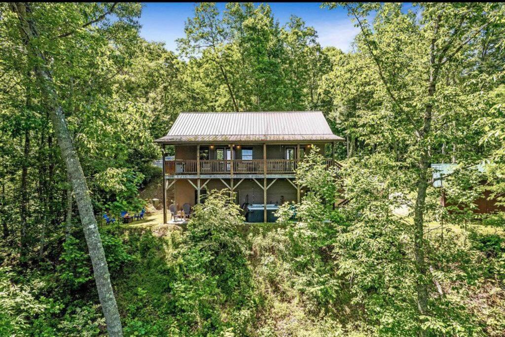 B&B Bryson City - Nantahala Nook, cabin w/hot tub,game room, & wifi - Bed and Breakfast Bryson City