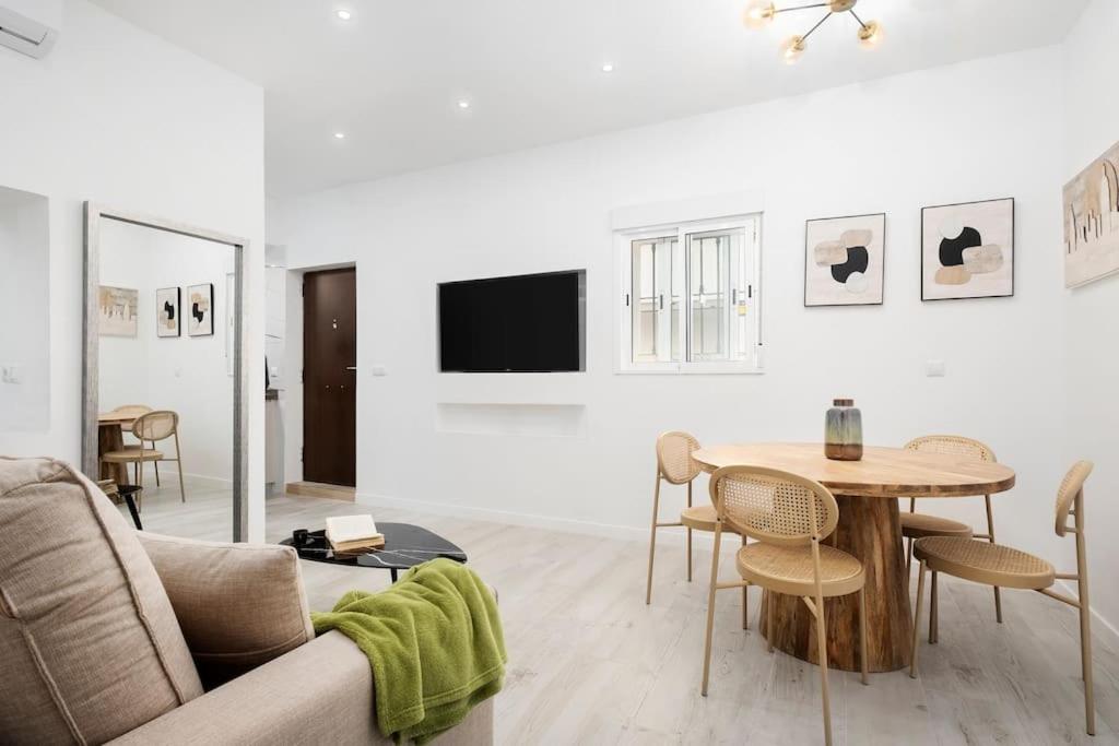 Newly refurbished Modern 2-Bed Apartment in Heart of Torremolinos - Bed and Breakfast Torremolinos