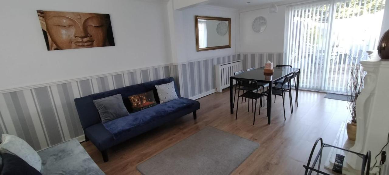 Ladbury House in Walsall near M6, Walsall Uni and Hospital, with free parking and easy access to Birmingham city centre, West Brom and Alexander Stadium, only 20 mins to NEC and Birmingham airport, 15 mins to Villa Park, Great for contractors - Chambres d'hôtes Bescot