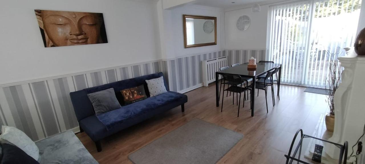 B&B Bescot - Ladbury House in Walsall, Near the M6 and near Walsall Manor Hospital, with free parking and easy access to Birmingham city centre, perfect for contractors and families, only 20 minutes from NEC and Birmingham airport - Bed and Breakfast Bescot