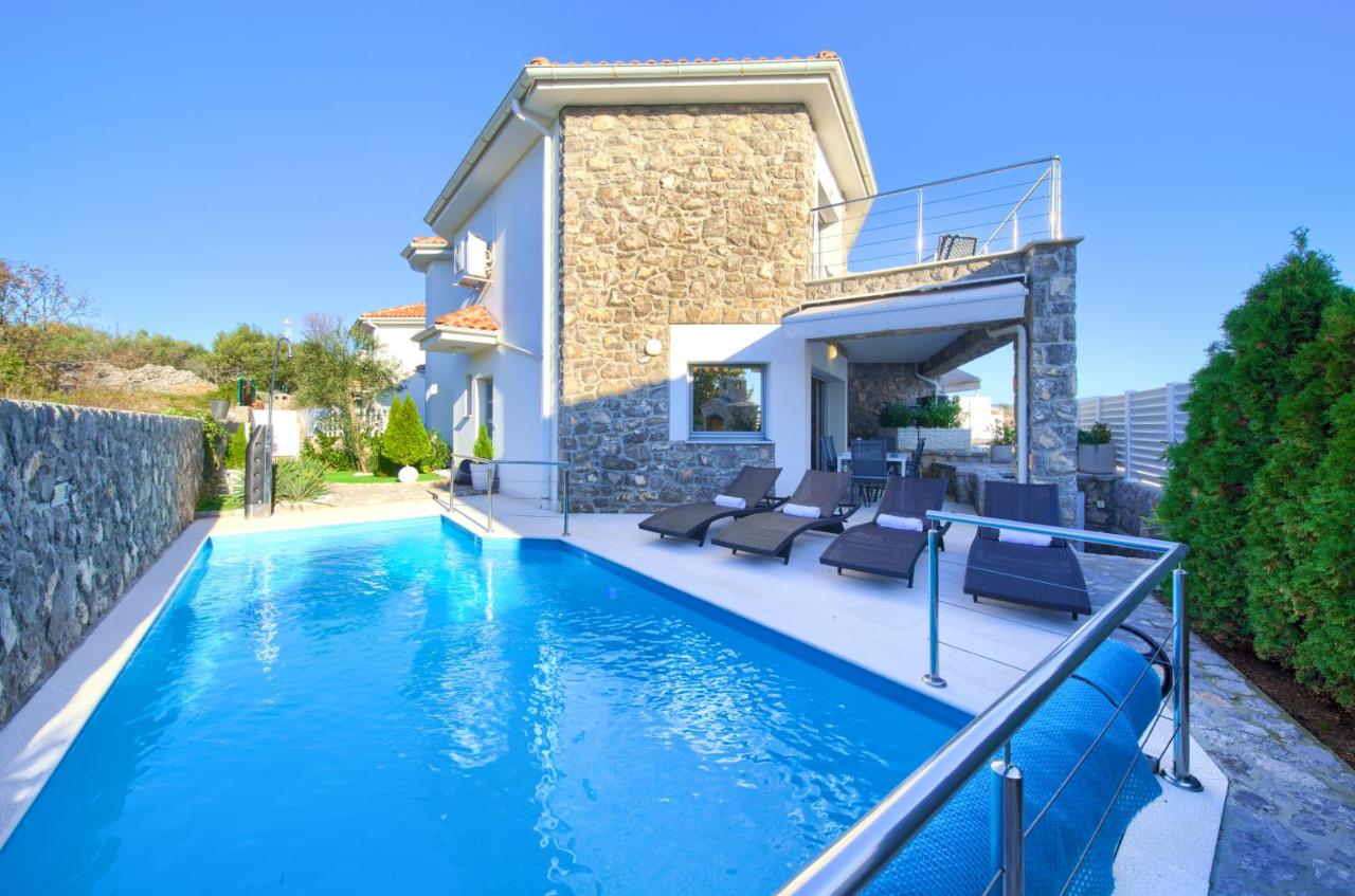 Villa Miracle 2 with heated pool - B&B Krk