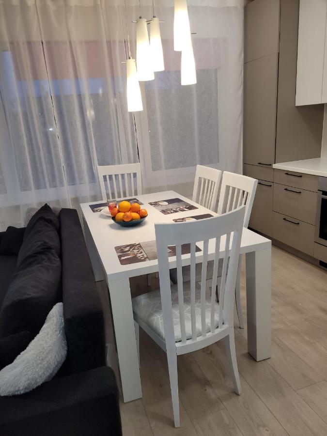 WHITE APARTMENTS free parking self check-inn - B&B Riga