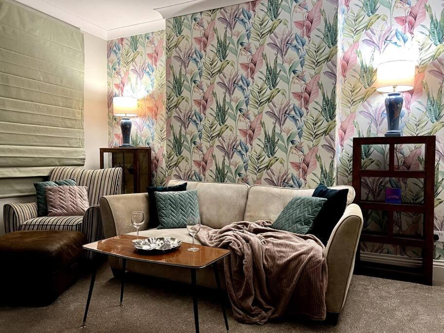 The Lily•Central Beeston•Private Apartment•SmartTV•Free Wi-Fi•Tram• - Chambres d’hôtes Nottingham