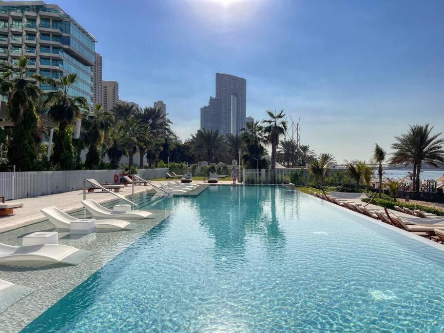 1BR in a Prime JBR Location with Beach Access - Ferienwohnung