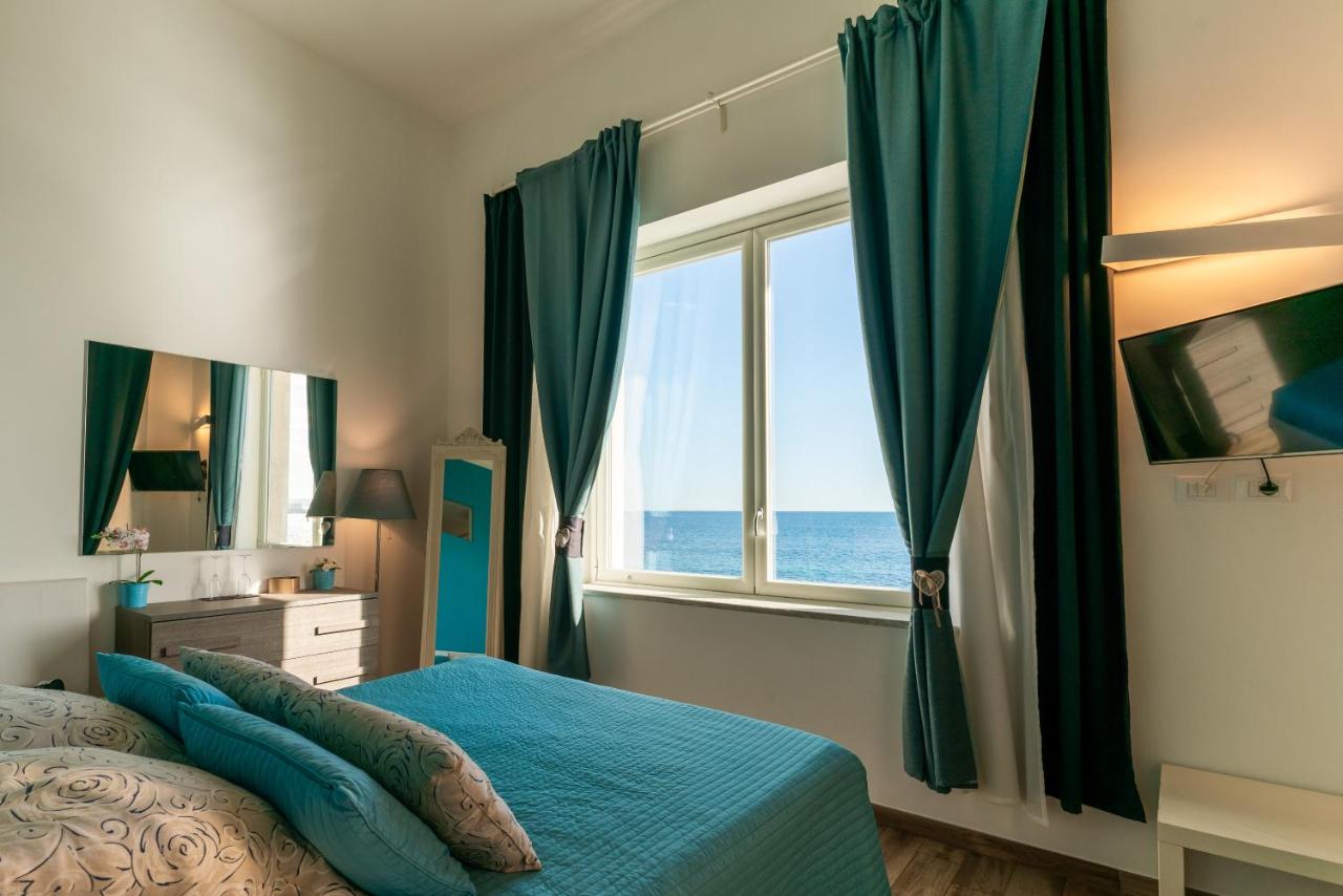 Zimmer mit Kingsize-Bett und Meerblick