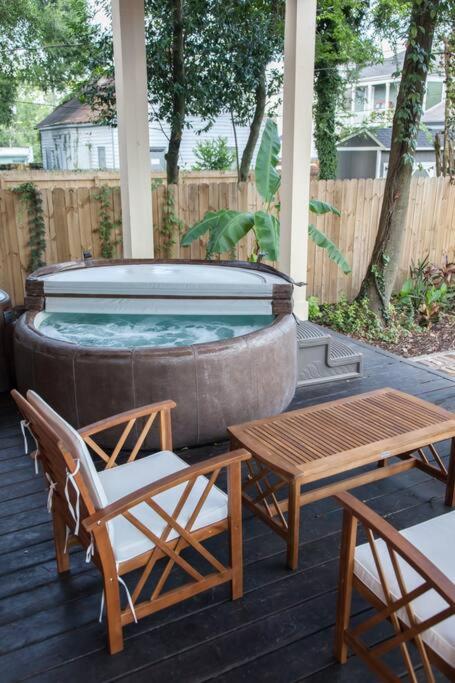 Secret Garden Studio w/ Hot Tub: Near Forsyth Park - Bed and Breakfast