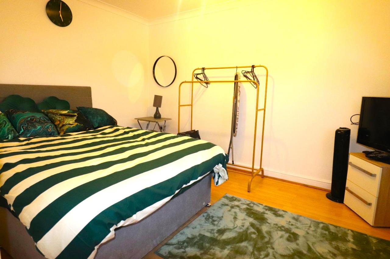 B&B Dartford - Large Comfy Studio Flat, Next to Dartford Town Centre, Separate Kitchen, Wifi - Bed and Breakfast Dartford