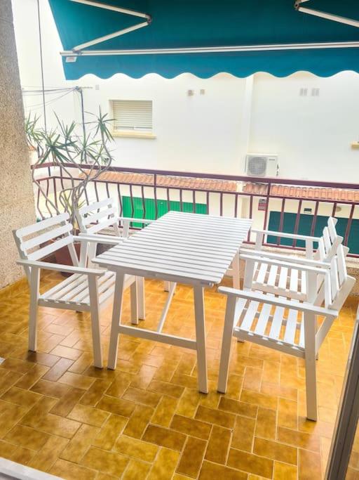 Nice beachside 2-BD apt near Barcelona - B&B