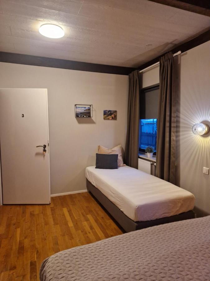 Tweepersoonskamer met 2 Aparte Bedden en Gedeelde Badkamer