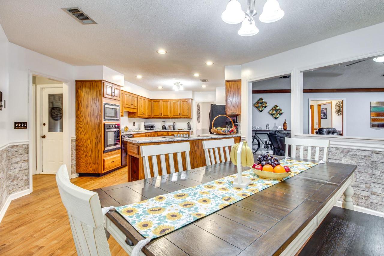 Pool + Gameroom: Family Fun Retreat in Hinesville! - Chambres d'hôtes Hinesville