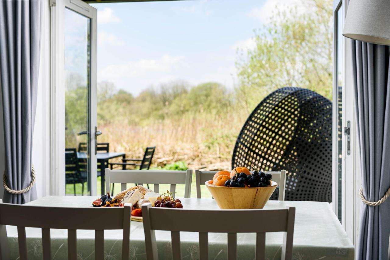 Luxury property with spa access on a nature reserve Damselfly HM105 - Chambres d’hôtes Somerford Keynes
