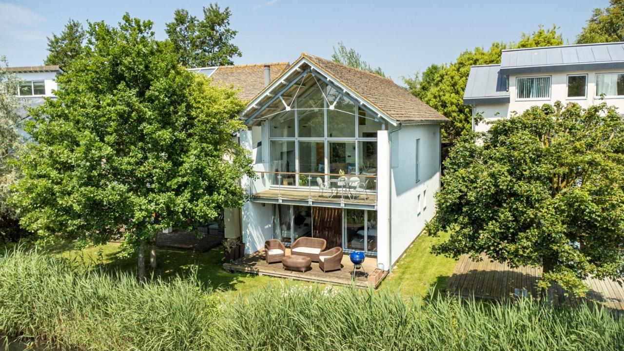 B&B Somerford Keynes - Lakeside property with spa access on a nature reserve Kingfisher Lodge CW80 - Bed and Breakfast Somerford Keynes