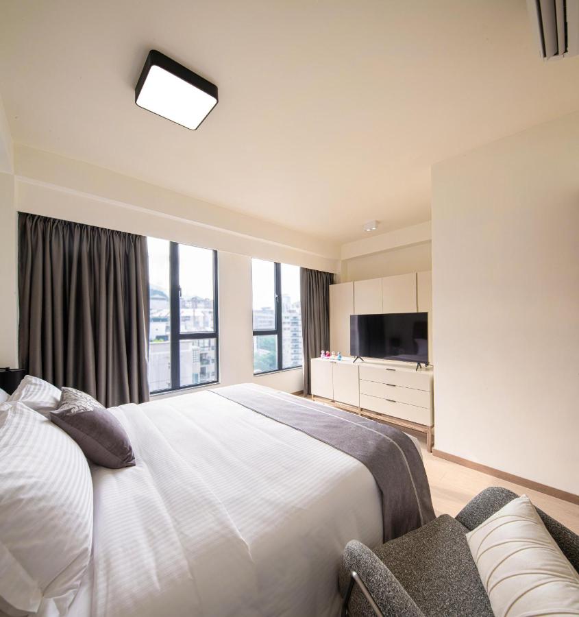 Deluxe One-Bedroom Apartment