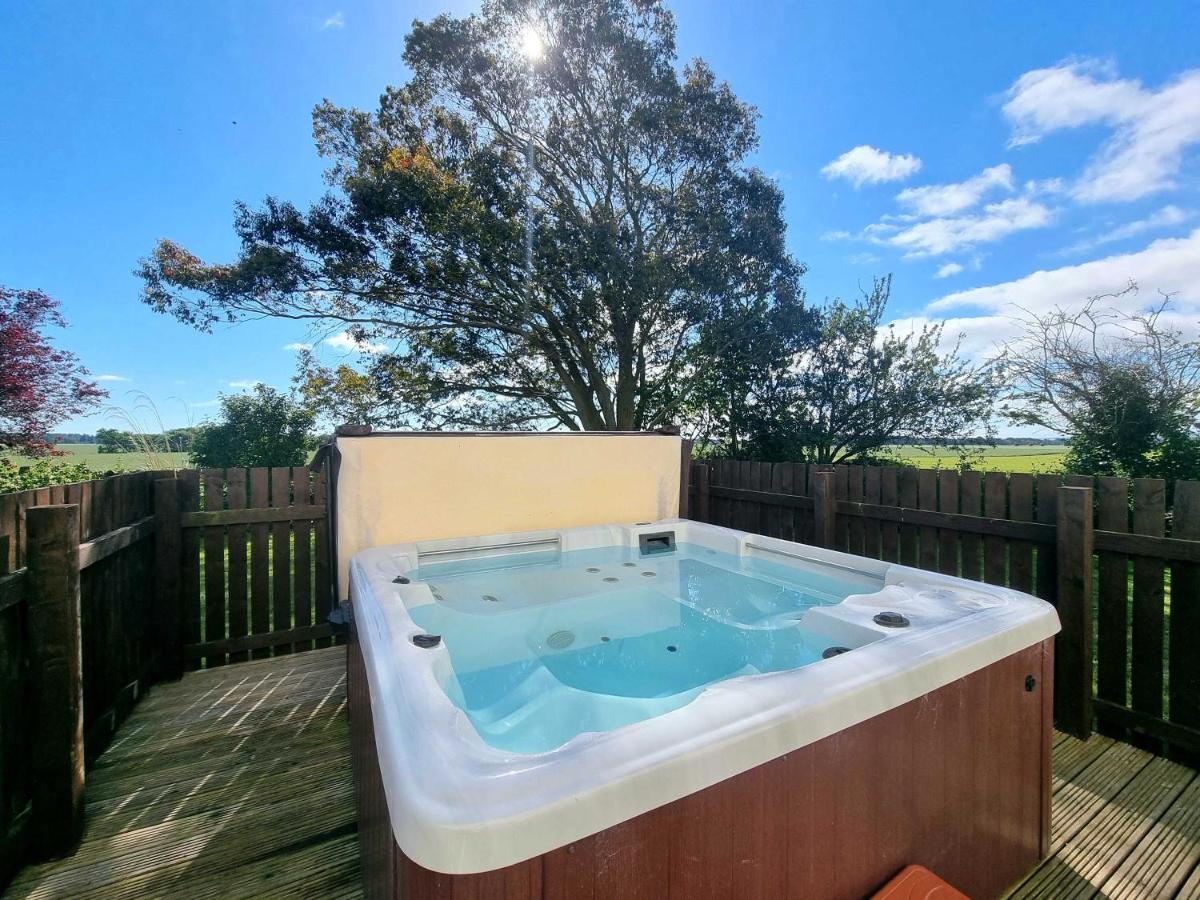 B&B Leuchars - Vicarsford Farmhouse with Hot Tub - Bed and Breakfast Leuchars