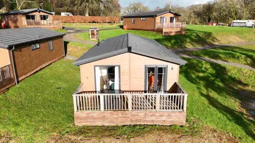 Two Bedroom Lodge In The Country - Owl, Peacock & Meadow - B&B
