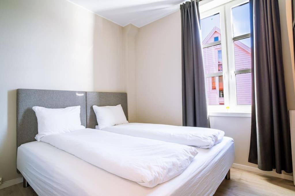 Seafront Apt. with Elevator and French Balcony - Ferienwohnung Bergen