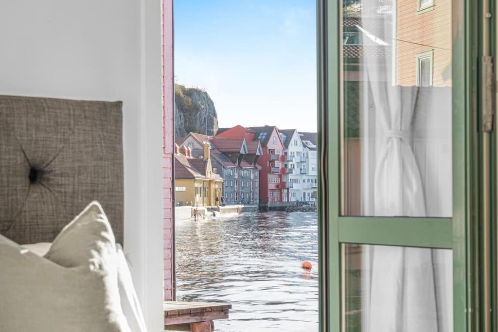 B&B Bergen - Seaside Apt. Catch Crabs from Your Bedroom Window! - Bed and Breakfast Bergen