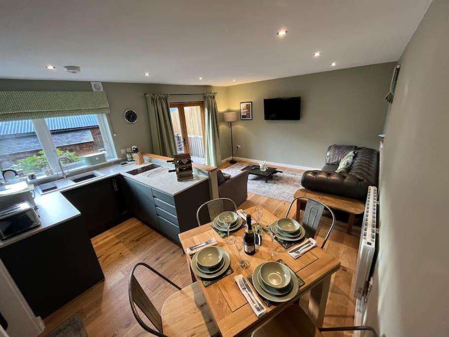 B&B Telford - The Poplars - Cosy Modern Flat with Great Networking - Bed and Breakfast Telford